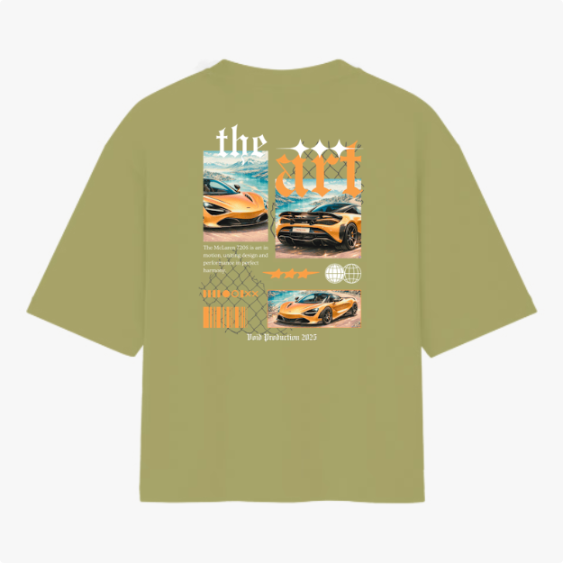 Camiseta com estampa traseira de montagem gráfica com carros esportivos sobre fundo de nuvens, texto estilizado "the art", e elementos geométricos decorativos.