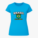 Camiseta com estampa frontal de "BRASIL" em letras grandes sobre cinco estrelas, um escudo com a bandeira nacional e a inscrição "RIO DE JANEIRO".