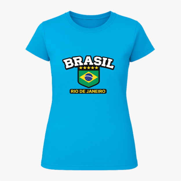 Camiseta com estampa frontal de "BRASIL" em letras grandes sobre cinco estrelas, um escudo com a bandeira nacional e a inscrição "RIO DE JANEIRO".