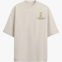 Camiseta com estampa frontal de uma coroa acima de texto "O Tigre Branco (Byakko)" e estampa traseira de tigre sob céu estrelado com folhas e texto japonês.