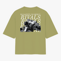 Camiseta com estampa frontal de texto "RIVALS" e estampa traseira de carro de corrida com texto "NO SAFETY. NO MERCY. RIVALS" sobreposto.