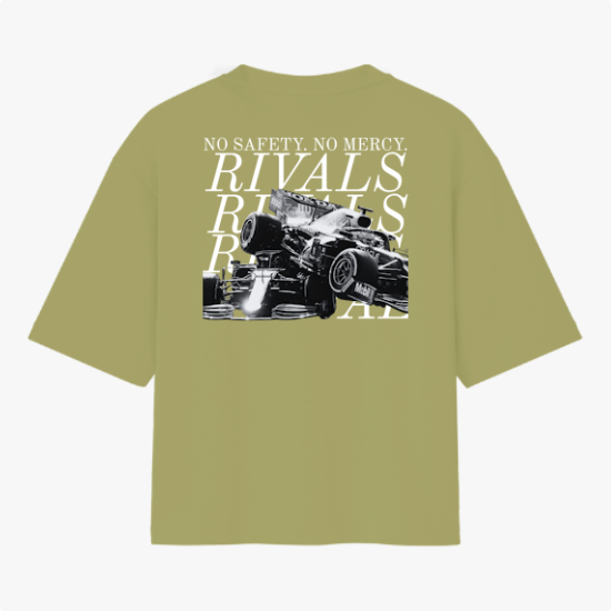 Camiseta com estampa frontal de texto "RIVALS" e estampa traseira de carro de corrida com texto "NO SAFETY. NO MERCY. RIVALS" sobreposto.