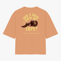 Camiseta com estampa frontal de símbolo abstrato com pontas estilizadas e estampa traseira de texto criativo sobre imagem de fita em tom audacioso.