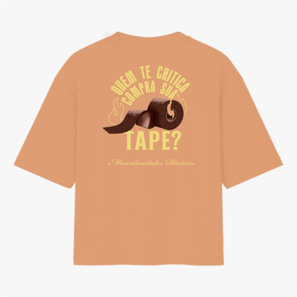 Camiseta com estampa frontal de símbolo abstrato com pontas estilizadas e estampa traseira de texto criativo sobre imagem de fita em tom audacioso.