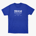 Camiseta com estampa frontal de texto "Minimal But Never Simple" seguido de subtitulos sobre construção, sistemas, execução e disciplina.
