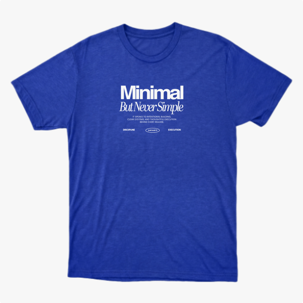 Camiseta com estampa frontal de texto "Minimal But Never Simple" seguido de subtitulos sobre construção, sistemas, execução e disciplina.