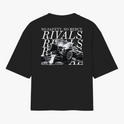 Camiseta com estampa frontal de texto "RIVALS" e estampa traseira de carro de corrida com texto "NO SAFETY. NO MERCY. RIVALS" sobreposto.