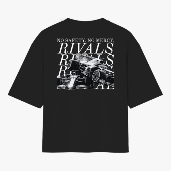 Camiseta com estampa frontal de texto "RIVALS" e estampa traseira de carro de corrida com texto "NO SAFETY. NO MERCY. RIVALS" sobreposto.