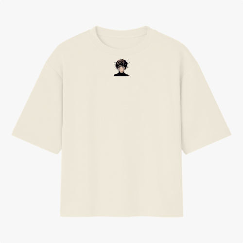 Camiseta com estampa frontal de um personagem de cabelo encaracolado em close-up e estampa traseira de um personagem em posição de ação com arte em quadrinhos.