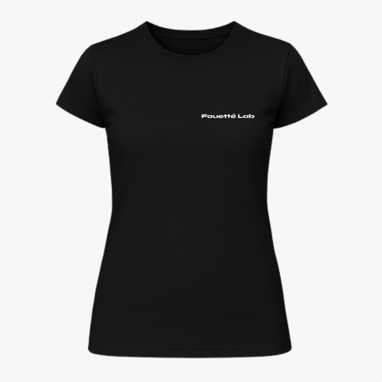 Camiseta com estampa frontal de texto discreto "Fouetté Lab" e estampa traseira de ilustrações demonstrando passos de balé em estilo gráfico minimalista.