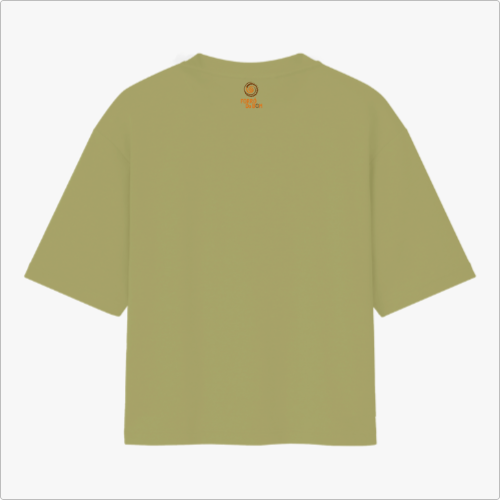 Camiseta com estampa frontal de texto "Forró é patrimônio" e estampa traseira com pequeno logotipo circular acima de texto menor centralizado.