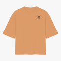 Camiseta com estampa frontal de símbolo abstrato com pontas estilizadas e estampa traseira de texto criativo sobre imagem de fita em tom audacioso.