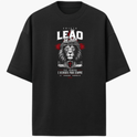 Camiseta com estampa frontal de um leão acompanhado de texto "Cristo Leão de Judá", escudo e datas, destacando simbolismo religioso e força.