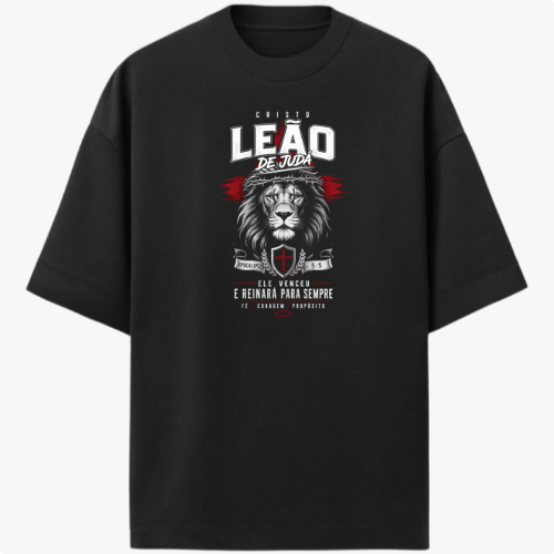 Camiseta com estampa frontal de um leão acompanhado de texto "Cristo Leão de Judá", escudo e datas, destacando simbolismo religioso e força.