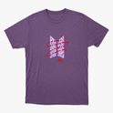 Camiseta com estampa frontal de nomes sobrepostos em negrito, com linhas curvas ao redor e assinatura na base criando um visual dinâmico e moderno.