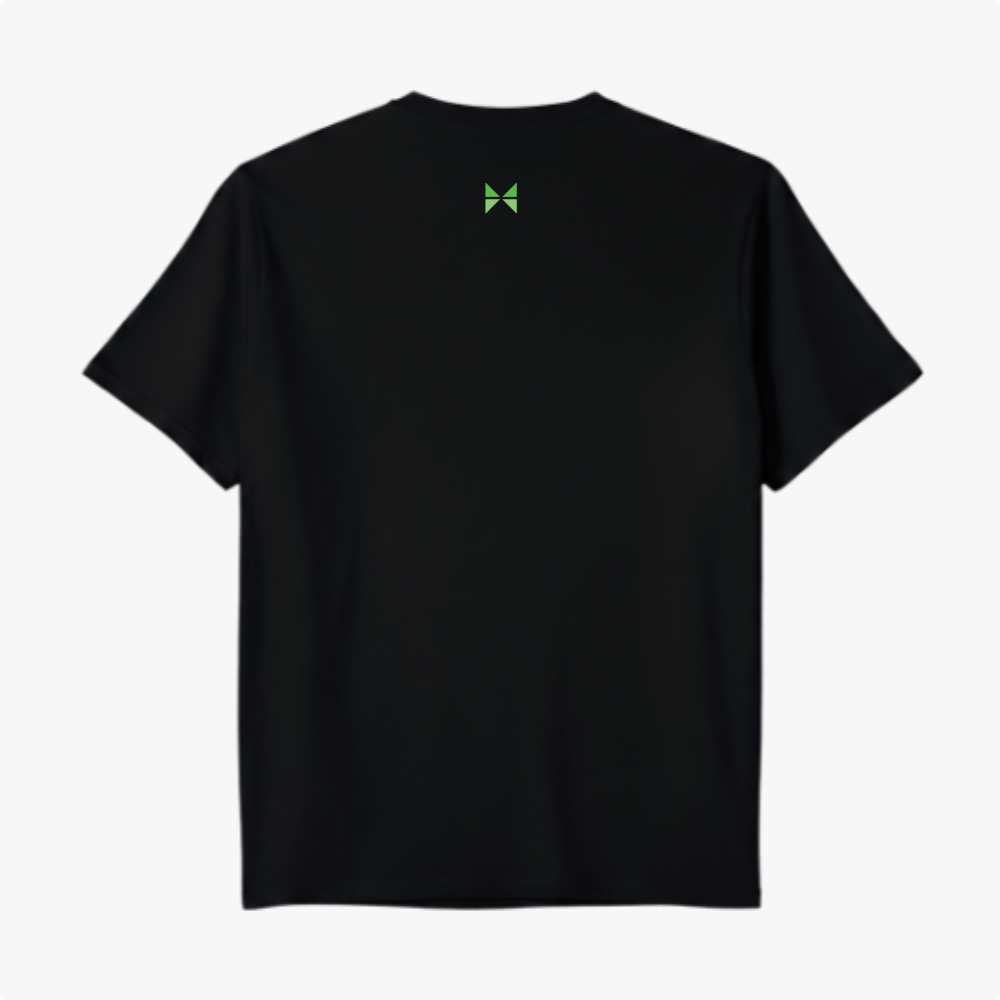 Camiseta com estampa frontal de "Marathon 1908 Londres 42,195 km" e estampa traseira de pequeno símbolo com forma de laço em destaque.