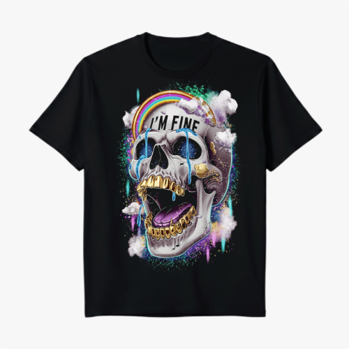 Camiseta com estampa frontal de caveira estilizada com dentes dourados, arco-íris, nuvens e texto "I'M FINE", cercada por efeitos de pintura colorida.