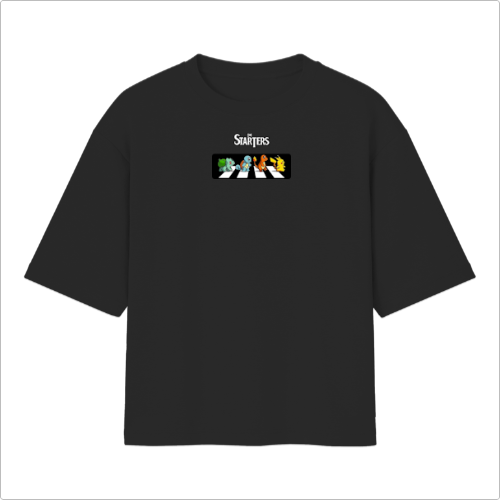 Camiseta com estampa frontal de quatro personagens em pose icônica com o texto "Starters" acima e estampa traseira de esfera estilizada sobre fumaça.