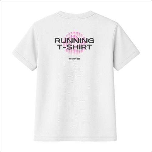 Camiseta com estampa frontal de texto pequeno posicionada no peito e estampa traseira de texto grande "Running T-shirt" sobre círculos concêntricos.