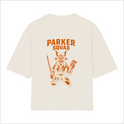 Camiseta com estampa frontal de um logotipo minimalista "PK" e estampa traseira de um guerreiro samurai com espada empunhada, acompanhado do texto "Parker Squad".