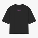 Camiseta com estampa frontal de texto estilizado "323" e estampa traseira de silhueta de pessoa sobre fundo iridescente com diversos textos.