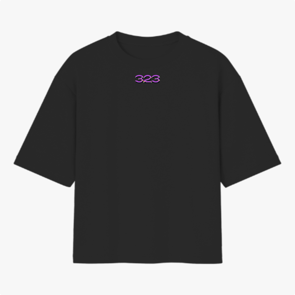 Camiseta com estampa frontal de texto estilizado "323" e estampa traseira de silhueta de pessoa sobre fundo iridescente com diversos textos.