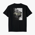 Camiseta com estampa frontal de um coliseu estilizado e estampa traseira de leão em perfil com a frase “Geração de Lêlem" sobre a imagem.