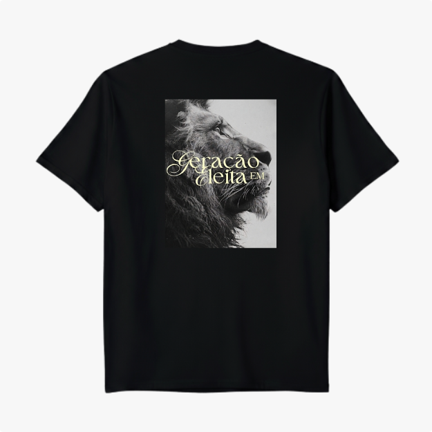 Camiseta com estampa frontal de um coliseu estilizado e estampa traseira de leão em perfil com a frase “Geração de Lêlem" sobre a imagem.