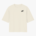 Camiseta com estampa frontal de um desenho estilizado em forma de zigzag e estampa traseira de texto "JESUS IS KING" sobre uma estrela estilizada.