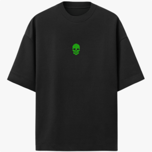 Camiseta com estampa frontal de um crânio pixelado e estampa traseira de um dragão estilizado pixelado acompanhado pela inscrição "Rage Boys".