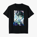 Camiseta com estampa frontal de personagem de anime segurando uma arma, cercado por letras estilizadas e efeitos luminosos, criando um visual dinâmico.