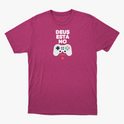 Camiseta com estampa frontal de gamepad com botões coloridos abaixo da frase "DEUS ESTÁ NO", acompanhada de referência textual "1 Coríntios 2:9".