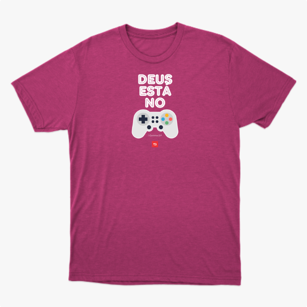 Camiseta com estampa frontal de gamepad com botões coloridos abaixo da frase "DEUS ESTÁ NO", acompanhada de referência textual "1 Coríntios 2:9".