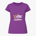 Camiseta com estampa frontal de texto estilizado "Vybe de Quebrada" acompanhado de coroa e linha embaixo, em um design dinâmico e urbano.