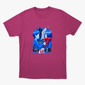 Camiseta com estampa frontal de duas figuras de perfil, uma com cachecol, enquadradas por um emblema, com silhuetas de várias pessoas ao fundo.