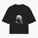 Camiseta com estampa frontal de pequeno símbolo hexagonal abstrato e estampa traseira de retrato detalhado de cientista icônico com efeito vintage.