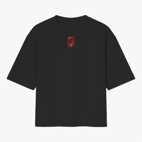 Camiseta com estampa frontal de figura mascarada detalhada e estampa traseira complexa com ilustração central de personagem, símbolos orientais e cenas adicionais.