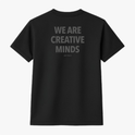 Camiseta com estampa frontal de "WE ARE CREATIVE MINDS" em letras pequenas e estampa traseira da mesma frase ampliada no centro.