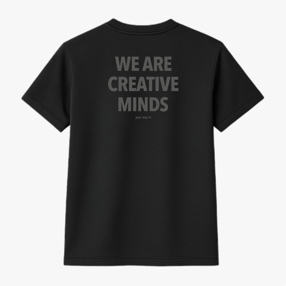 Camiseta com estampa frontal de "WE ARE CREATIVE MINDS" em letras pequenas e estampa traseira da mesma frase ampliada no centro.