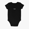 Body infantil com estampa frontal de logotipo estilizado com letras curvas minimalistas em posição central discreta.
