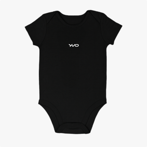 Body infantil com estampa frontal de logotipo estilizado com letras curvas minimalistas em posição central discreta.