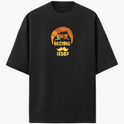 Camiseta com estampa frontal de cabelo estilizado com frase "Quem decidiu isso?" em combinação cômica e estampa traseira de personagem musculoso com espada, nome "Escanor".
