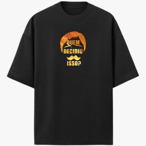 Camiseta com estampa frontal de cabelo estilizado com frase "Quem decidiu isso?" em combinação cômica e estampa traseira de personagem musculoso com espada, nome "Escanor".