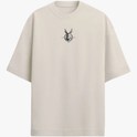 Camiseta com estampa frontal de um emblema listrado com asas e rosto e estampa traseira de personagem musculoso com traços de mangá e texto em japonês.
