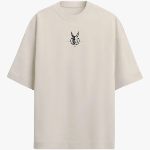 Camiseta com estampa frontal de um emblema listrado com asas e rosto e estampa traseira de personagem musculoso com traços de mangá e texto em japonês.