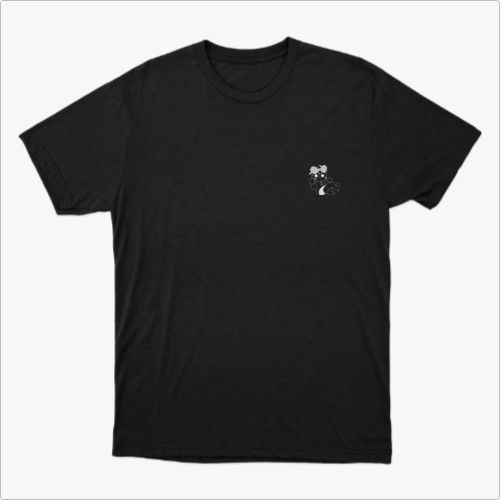 Camiseta com estampa frontal de urso dormindo sobre um crescente e estampa traseira de personagem com laptop e instrumentos musicais, texto "aprendiz em tudo, especialista em nada".