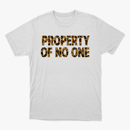 Camiseta com estampa frontal de letras formando as palavras "PROPERTY OF NO ONE" em padrão de camuflagem animal, estilo único e moderno.