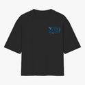 Camiseta com estampa frontal de "Jesus Cristo" em efeito desgastado e estampa traseira ampliada do mesmo motivo com visual rústico.