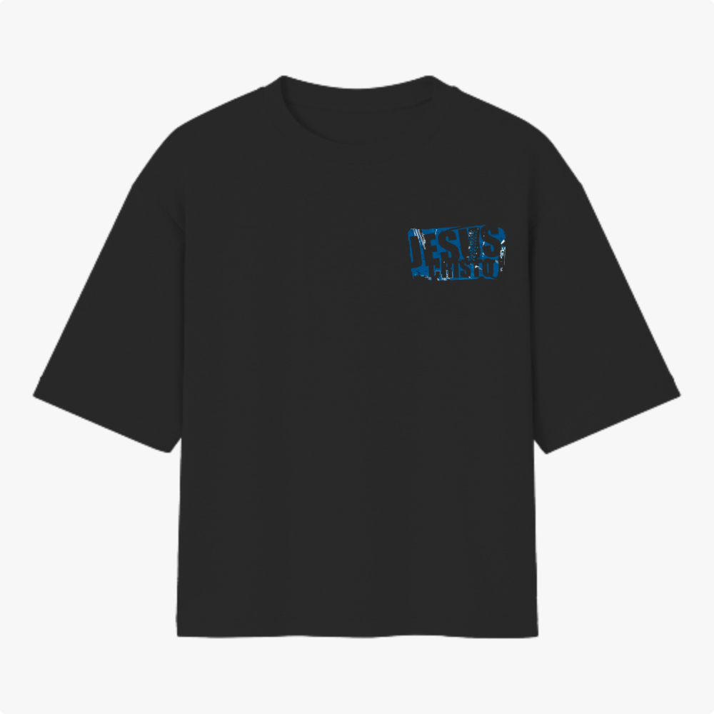 Camiseta com estampa frontal de "Jesus Cristo" em efeito desgastado e estampa traseira ampliada do mesmo motivo com visual rústico.