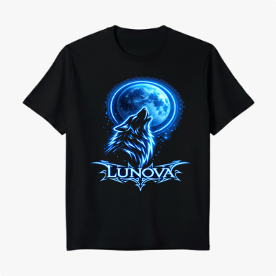 Camiseta com estampa frontal de lobo uivando diante de uma lua cheia iluminada, acompanhada de um detalhe ornamental com a palavra "LUNOVA" em destaque.